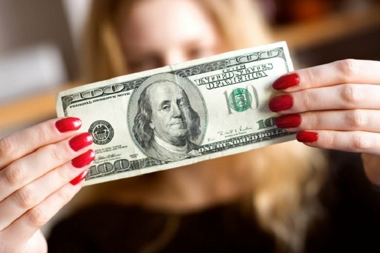 Женщина разбросала более 1000 долларов