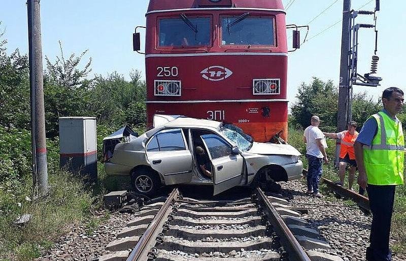 В Краснодарском крае грузовой поезд сбил легковой автомобиль. Есть пострадавший