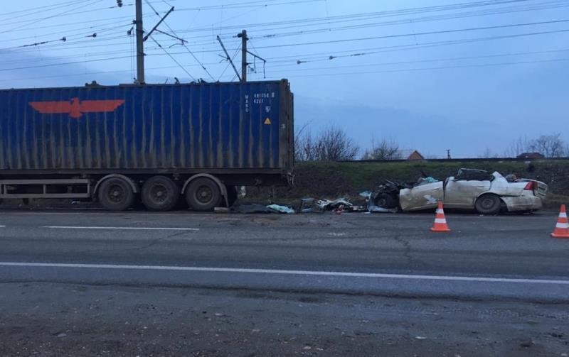 Под Краснодаром водитель из Кемеровской области врезался в грузовик. Погибли двое