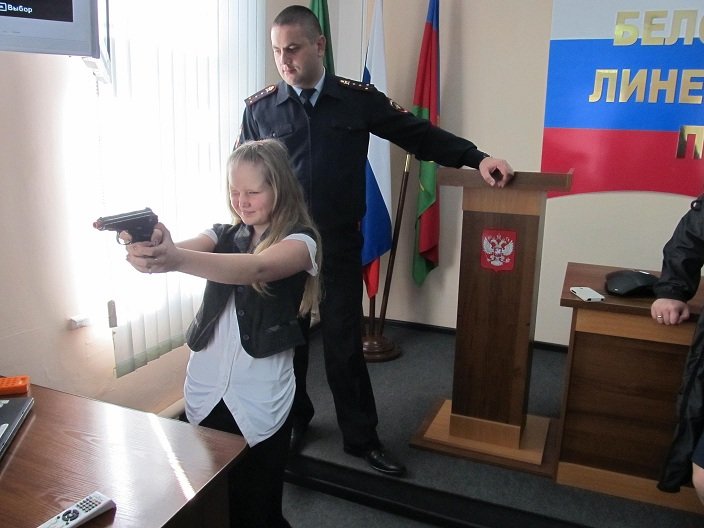 В Белореченском линейном отделе полиции школьников и студентов обучили ориентироваться в сложных жизненных ситуациях, фото-1