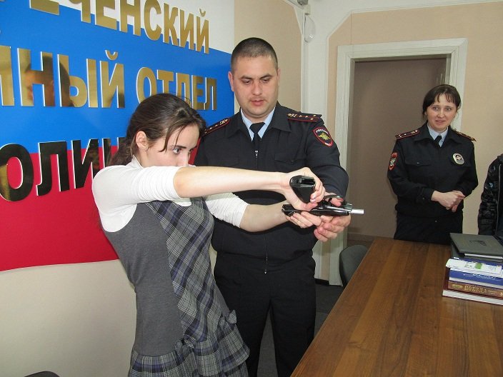 В Белореченском линейном отделе полиции школьников и студентов обучили ориентироваться в сложных жизненных ситуациях, фото-2