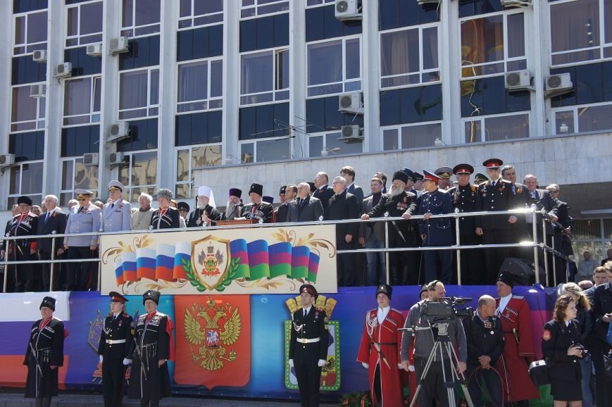 Более двухсот казаков из Белореченска приняли участие в параде (фото) - фото 1
