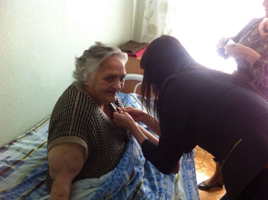 Сейчас в доме-интернате  престарелым и инвалидам раздают Георгиевские ленты (фото) - фото 1
