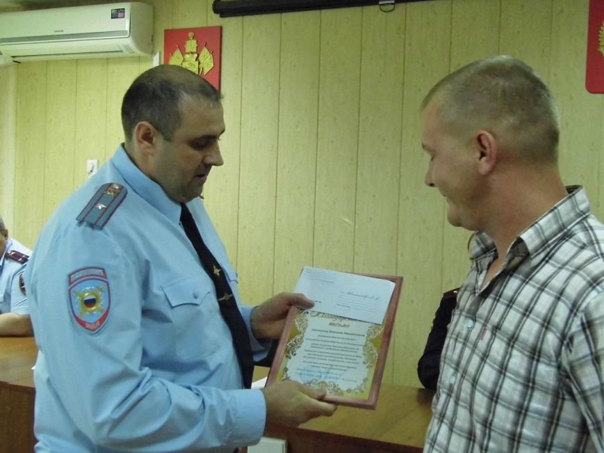 Сегодня полицейские наградили белореченцев, которые помогли им раскрыть преступления (фото) - фото 1