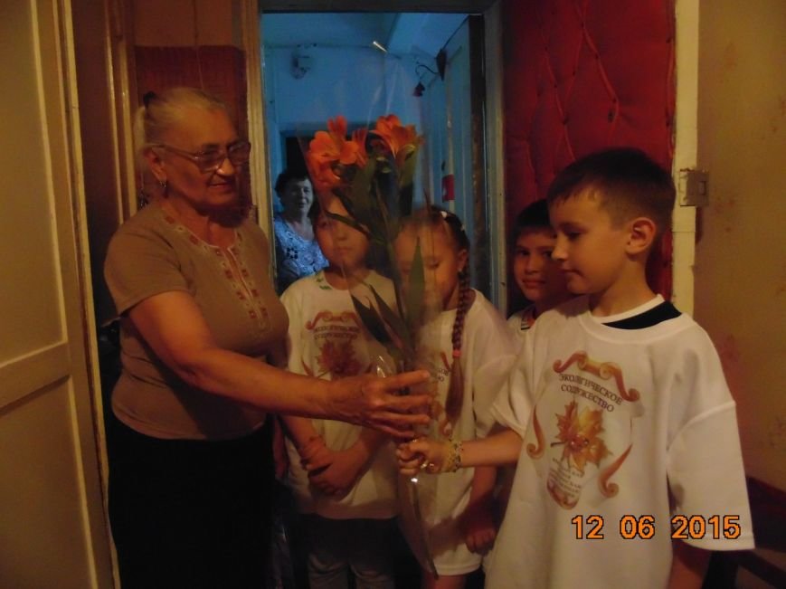 Старшие экологи-добровольцы поздравили тружеников тыла с Днём России! (фото) - фото 1