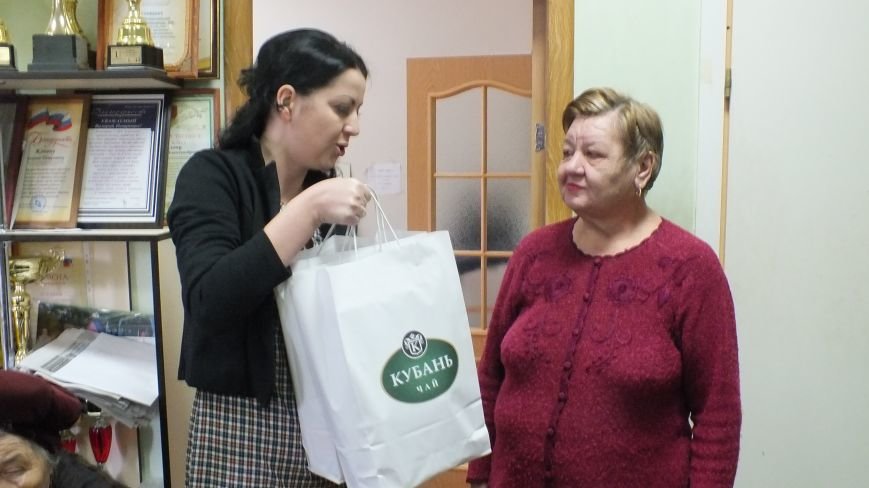 В праздничный день общество инвалидов  посетили представители   компании  «Кубань-Ти» (фото) - фото 1